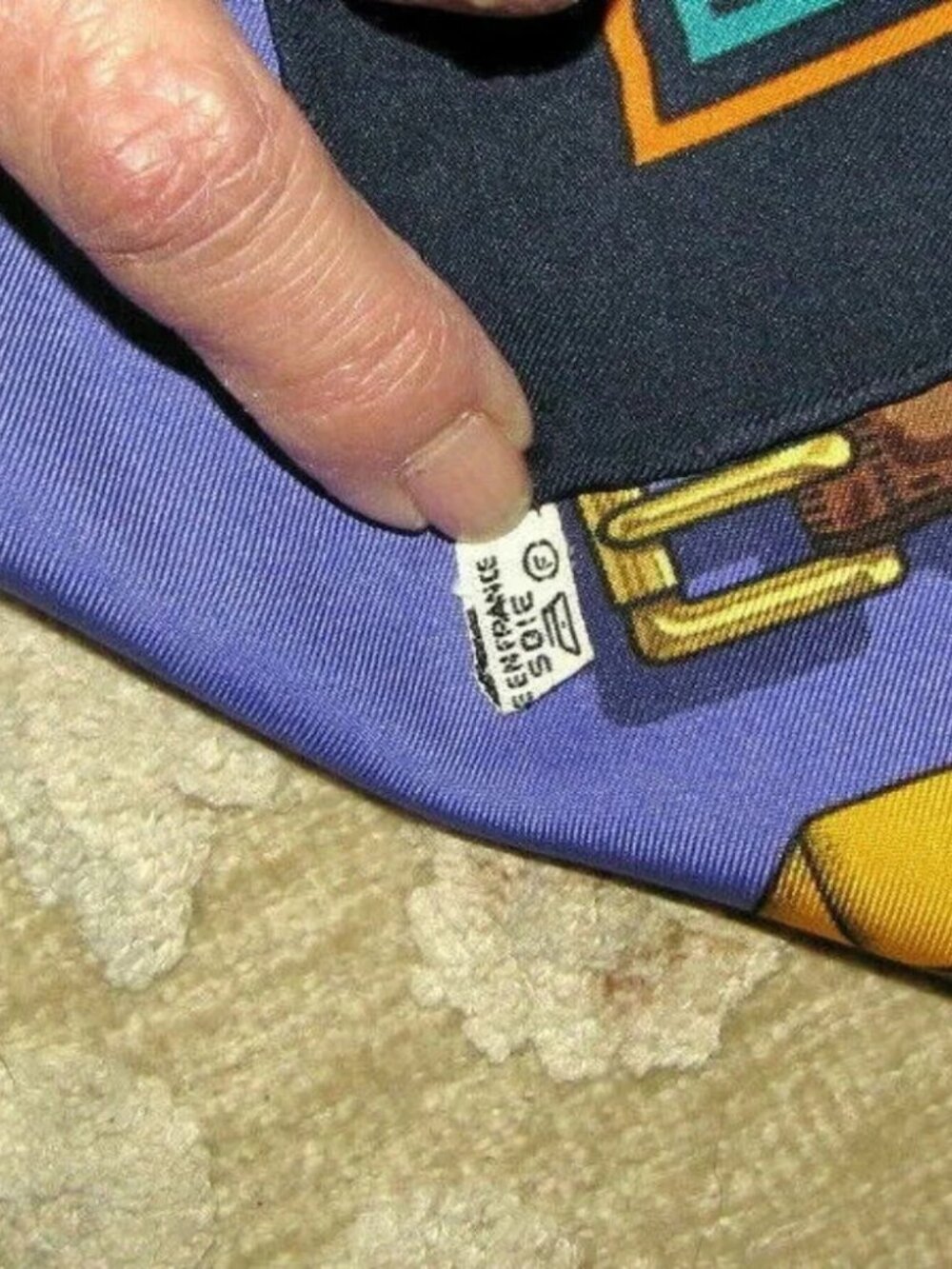 Like New Vintage HERMES Scarf - Picture 8 of 8